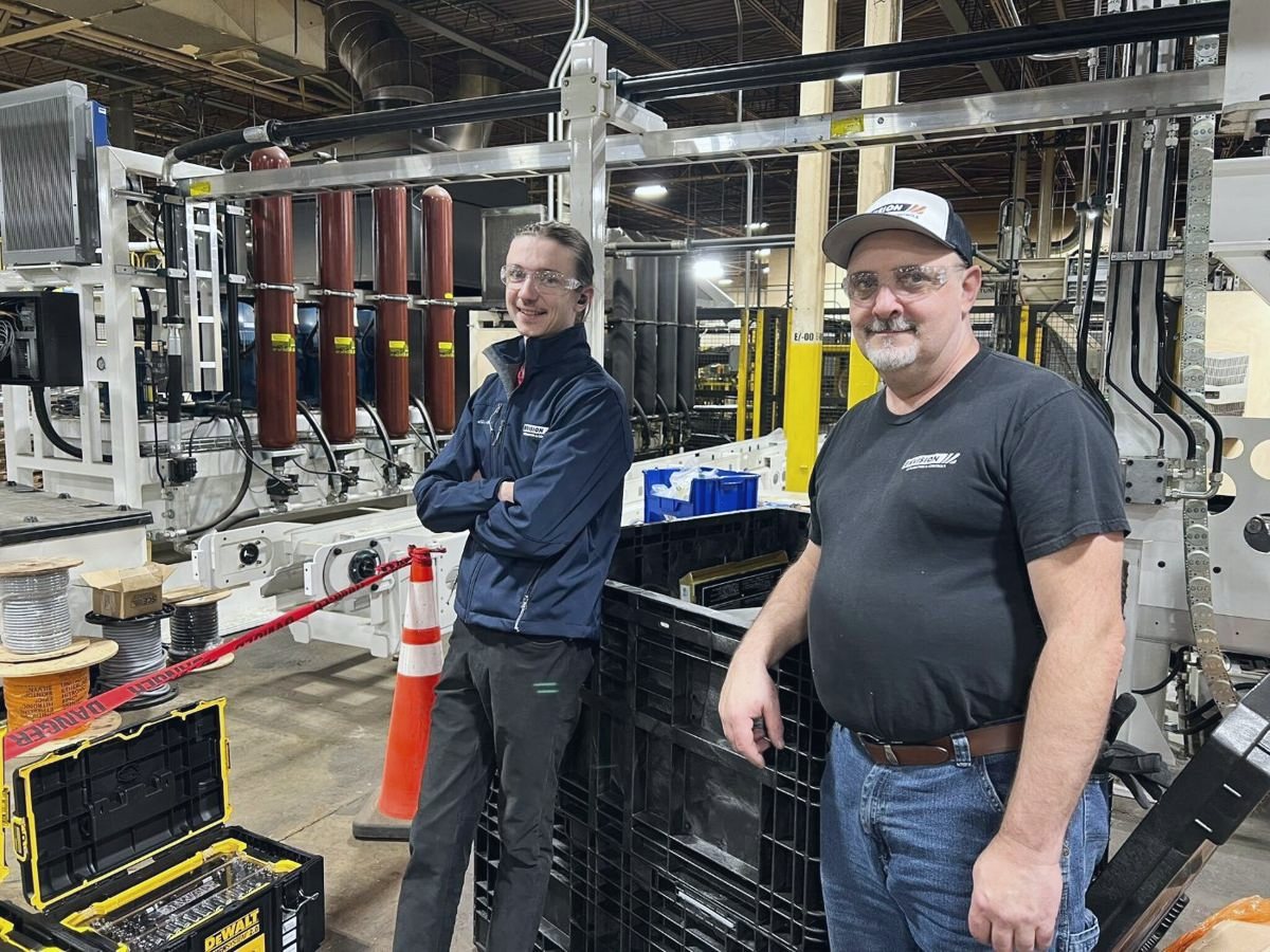 Cross conveyor and claw pick-and-place at a bourbon cooperage