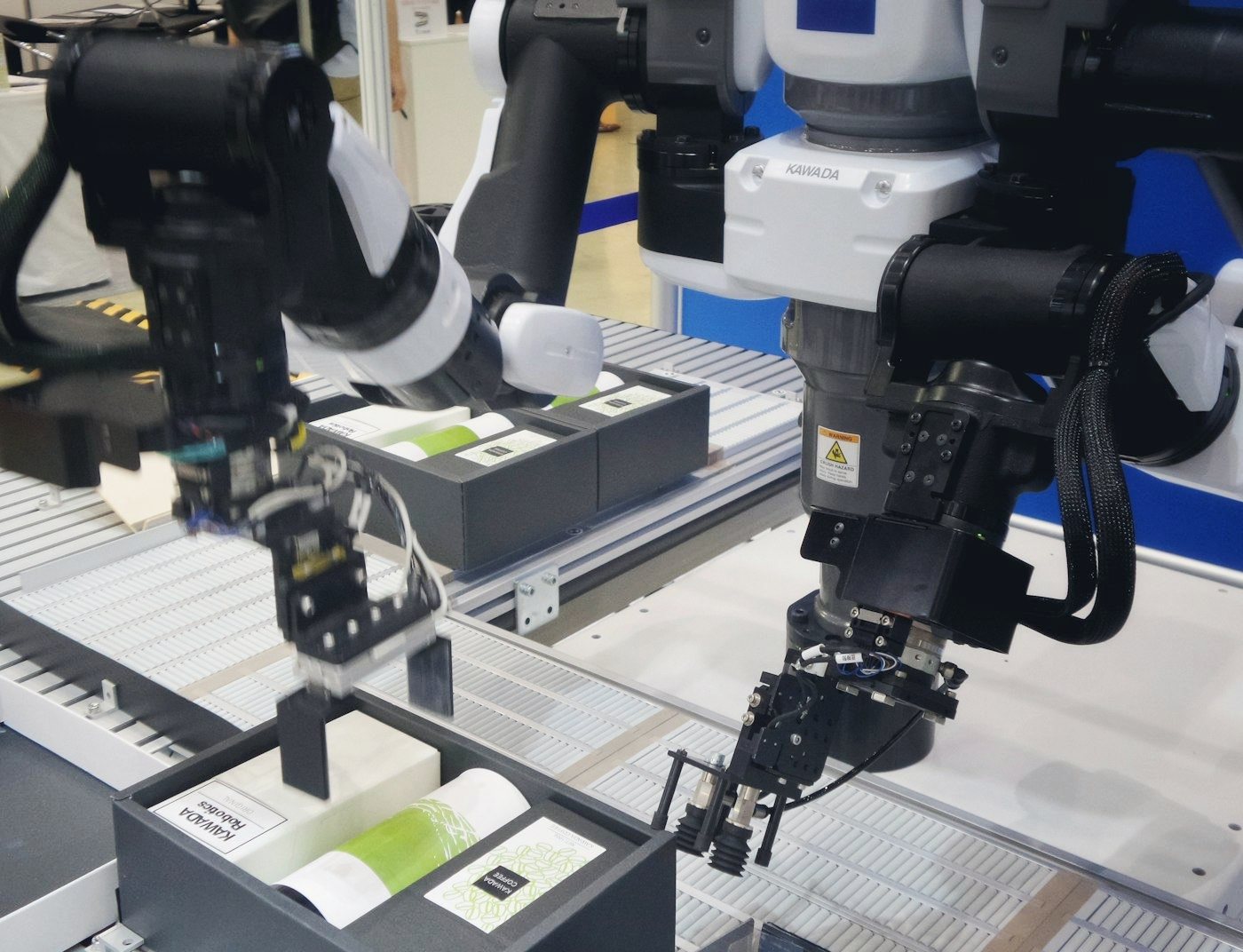 Robotic picking station with vision (stock photo)